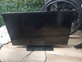 PERFECT SIZE FOR A BEDROOM OR SMALL APARTMENT SEIKI 17" TV