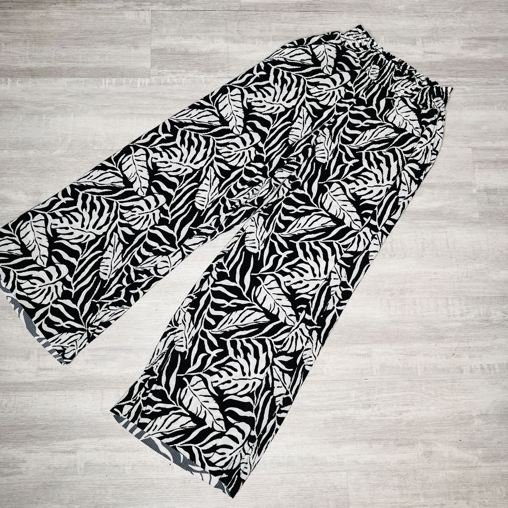 Ellen Tracy Flowy Floral Loose Pants Size Medium Black And White Wide Leg