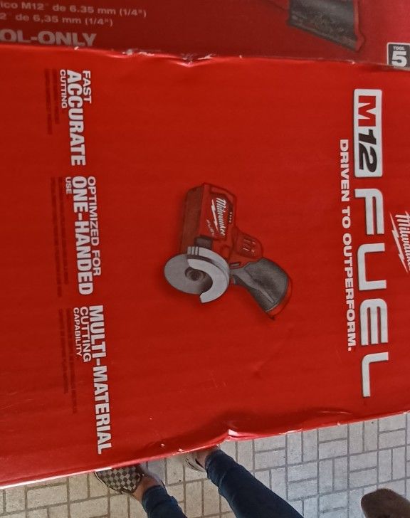 M12 Tools 3/8 Rachet and 3 In Cut Off Wheel 6.0 Battery