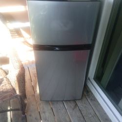 Insignia Mini Fridge Great Condition 