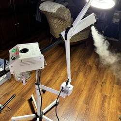 Estheticians!Paragon Facial Steamer With Mag Light 