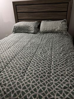 Grey Queen Size Bedroom Set,Bed,Dresser an Nightstand
