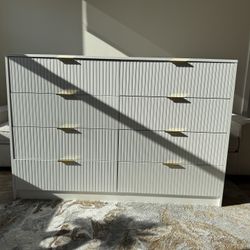 Modern 8-Drawer Dresser – Like New