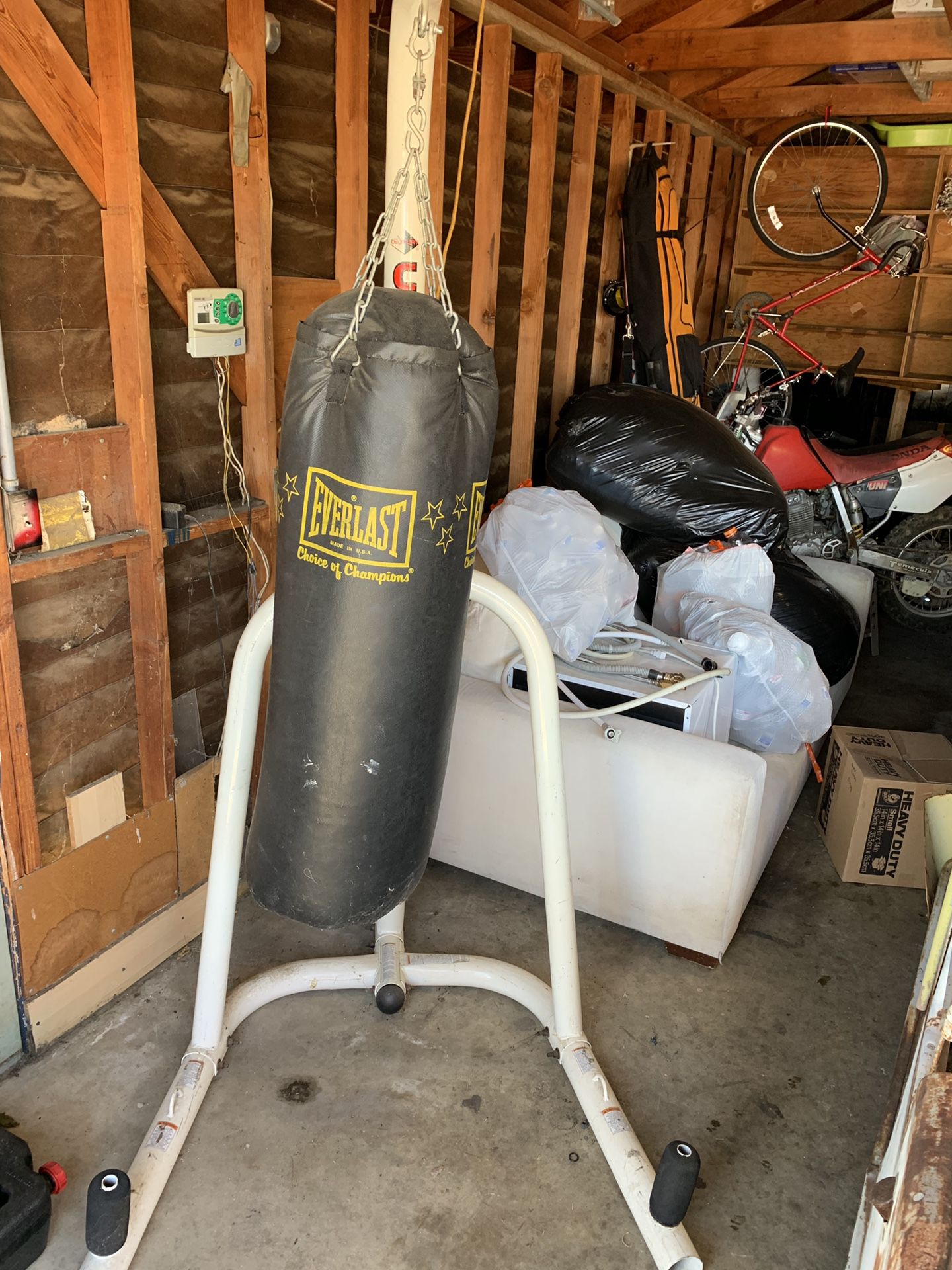 Everlast punching bag with speed bag