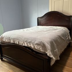 Beautiful QUEEN bed 