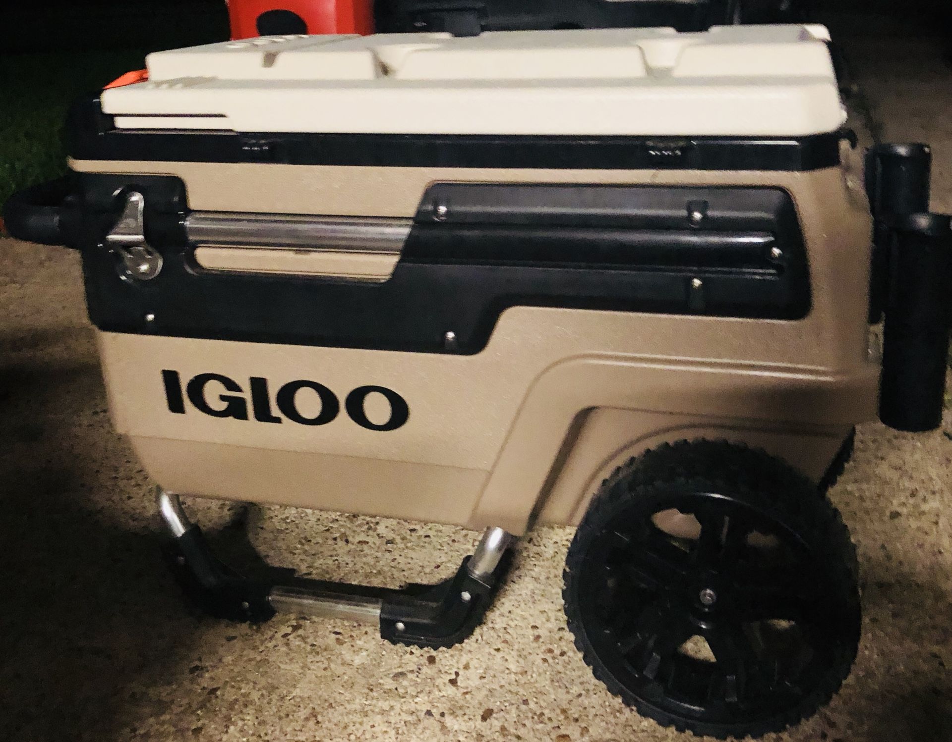 Igloo Trailmate Jouney - Canyon Brown/riverbed Tan Brown Cooler with Rod Holders