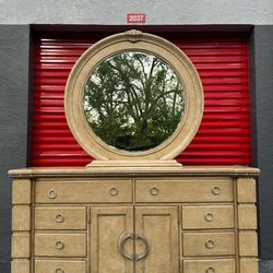 DRESSER IN GREAT CONDITION/ SOLID WOOD/ DELIVERY NEGOTIABLE