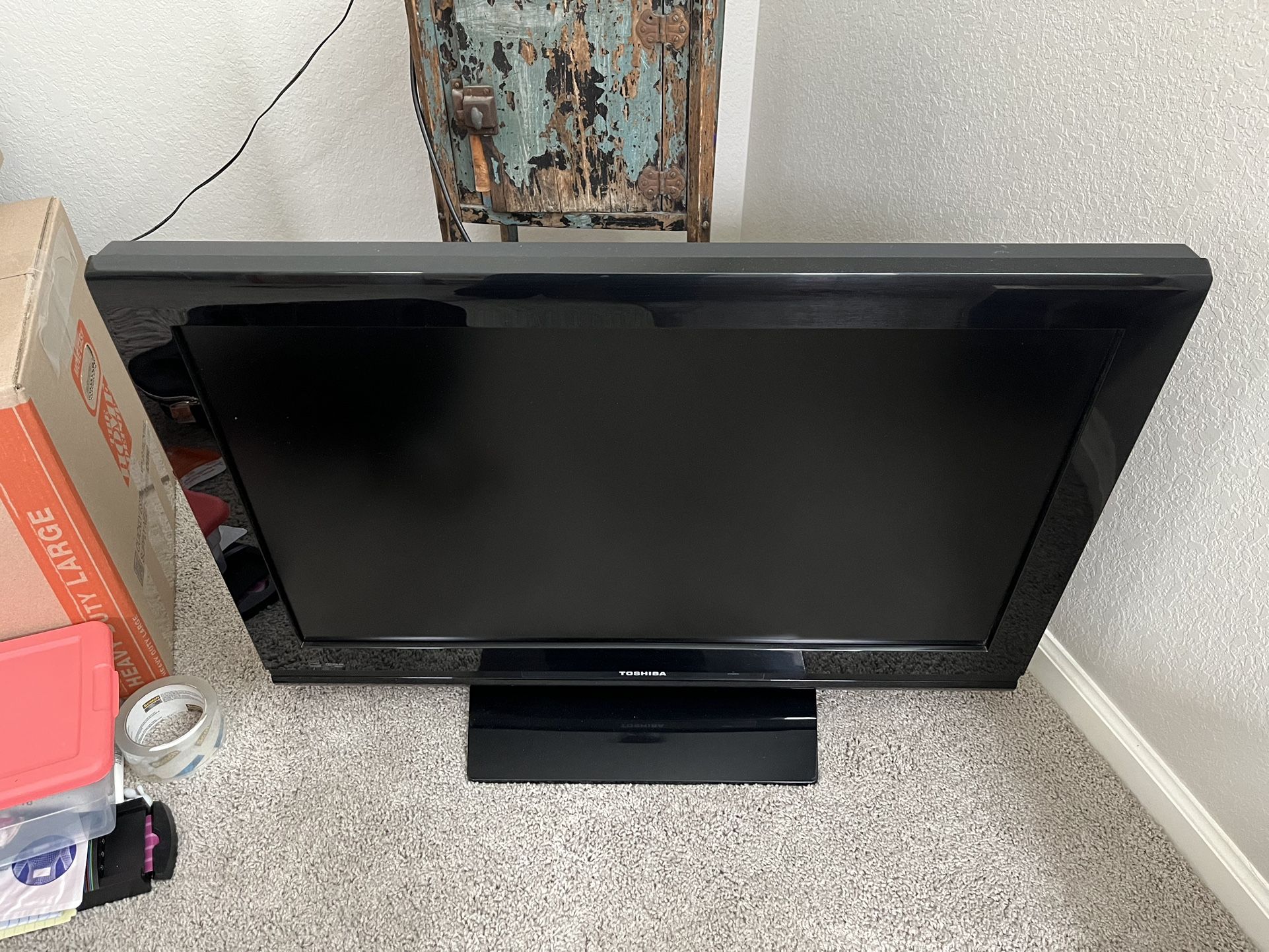 Toshiba TV w/ Lights & Roku