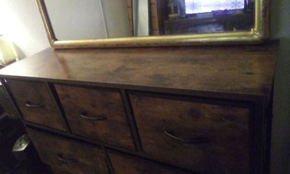 8 drawer dresser and looks like woo.