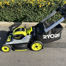 RIOBY LAWN MOWER 40V.  SELF PROPELLED ALL WELL DRICE MOWER W/2 BATTERY AND CHARGER 