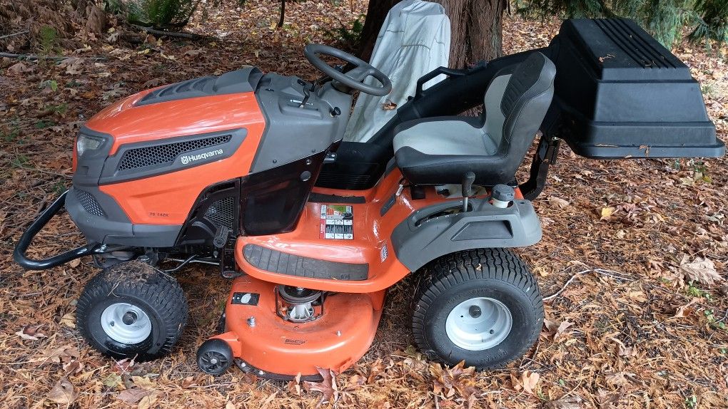42 Inch Husqvarna Riding Lawn Mower With Full Baging System