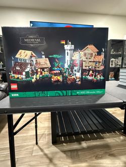 Lego Icons Medieval Town Square set 10332