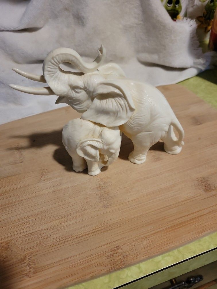 Vintage heritage Mother And Baby Porcelain Figurine 