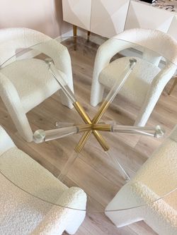 Round dining table