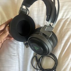 Razer Nari Ultimate Wireless 7.1 Surround Sound Gaming Headset: THX Audio & Haptic Feedback - Auto-Adjust Headband - Chroma RGB - Retractable Mic - Fo