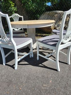 Kitchen Table With 4 chairs Excellent condition pick up in Bridgeport
