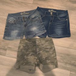 Size 7 Wallflower Denim Shorts 