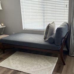 BEAUTIFUL  COUCH CHAISE LOUNGE / DAY BED ‼️SALE