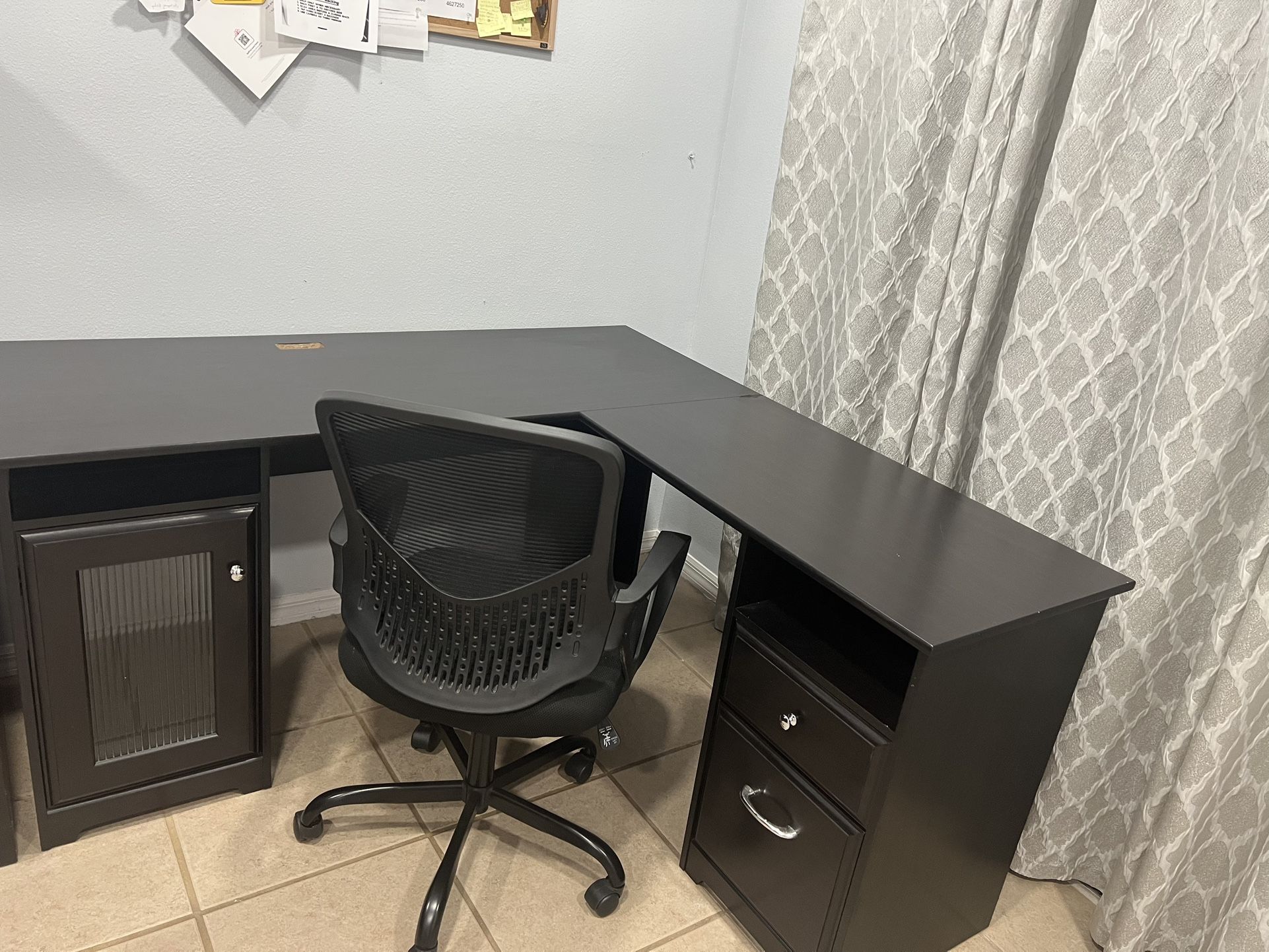 Excellent Condition Corner Desk-Espresso Color