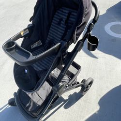Graco Modes Nest DLX Travel System.