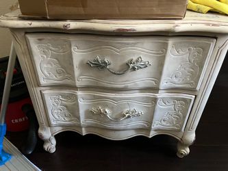 Dresser with set