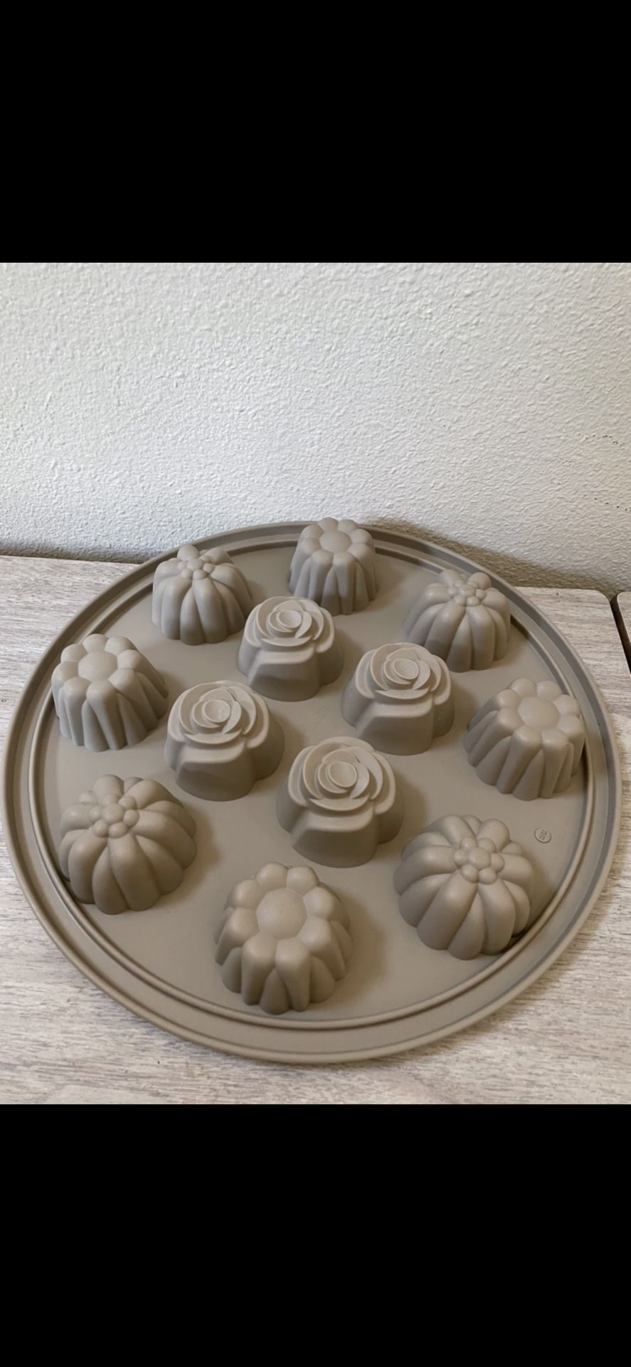 Pampered Chef Silicone Bakeware Floral Cupcake Pan #1613