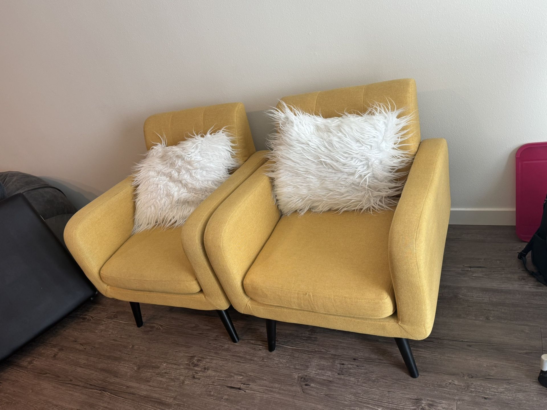Sofa Chairs With Two Pillows