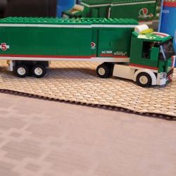 Lego Set 60025 GRAND Prix Race Car and Semi Truck