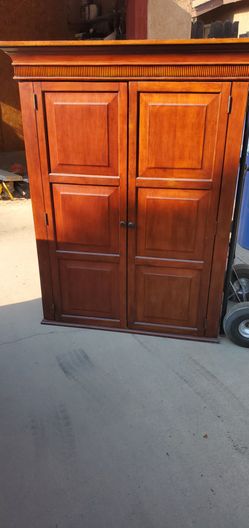 Closet / entertainment center