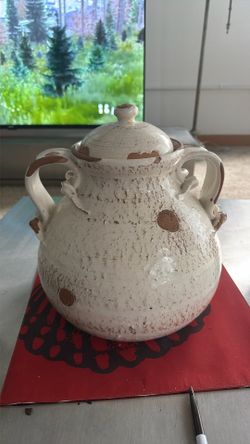 Mid sized vase w/lid