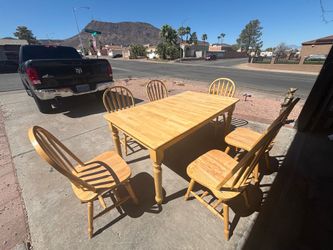 Dinner table with leaf and 6 Chairs,like new,can deliver