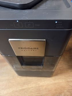 Frigidaire Gallery Countertop Ice Maker Gray 25+ lb, Clean Cycle, Indicator