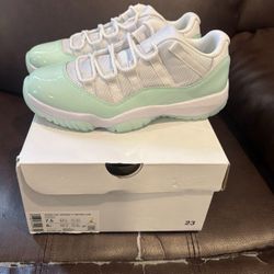 Nike Air Jordan 11 Low Igloo size 7.5W 6Y  