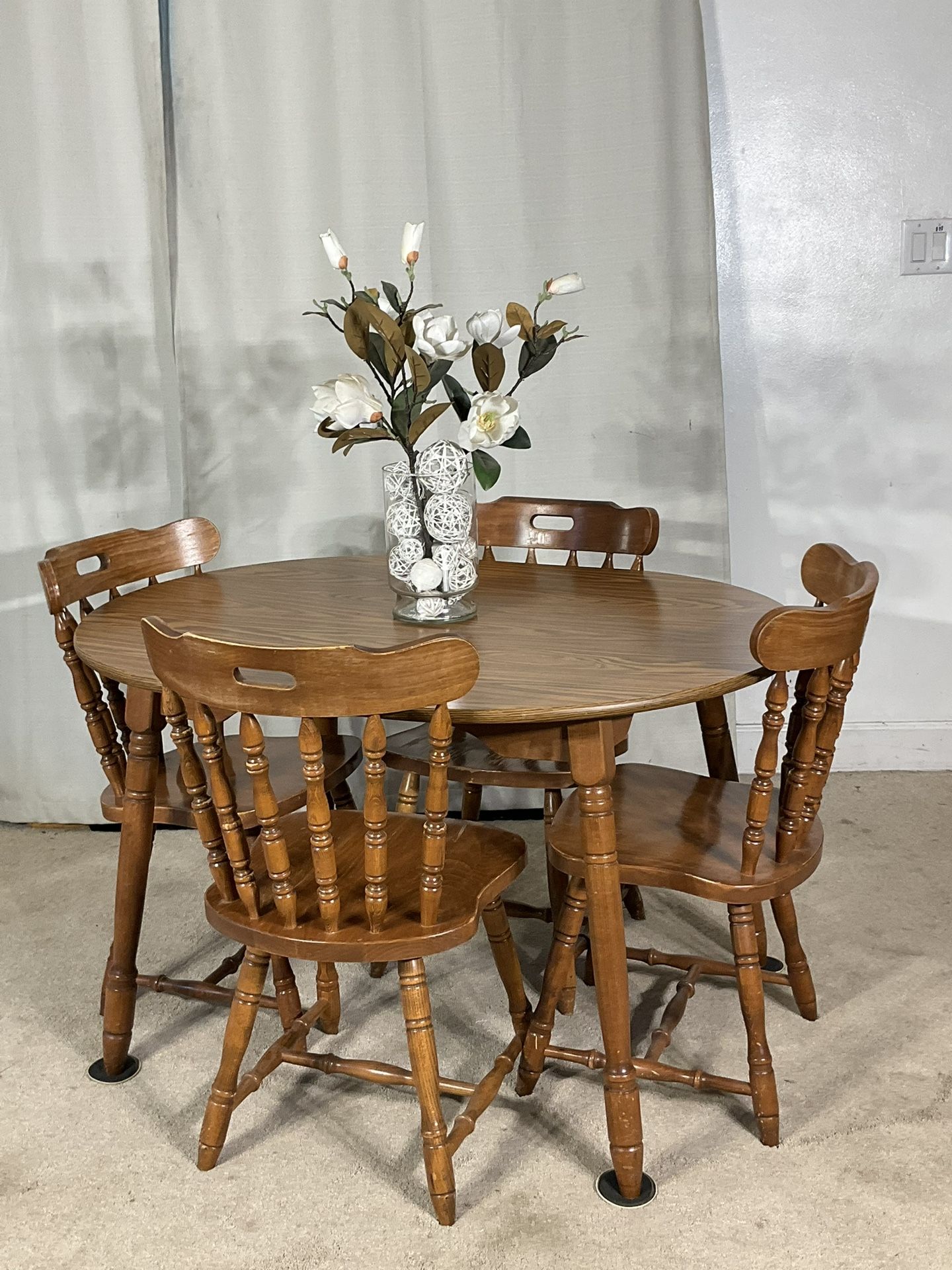 Handsome VTG Solid Wood Kitchen Table With 4 Tavern Style Chairs / Comedor De Madera Solida 4 Sillas