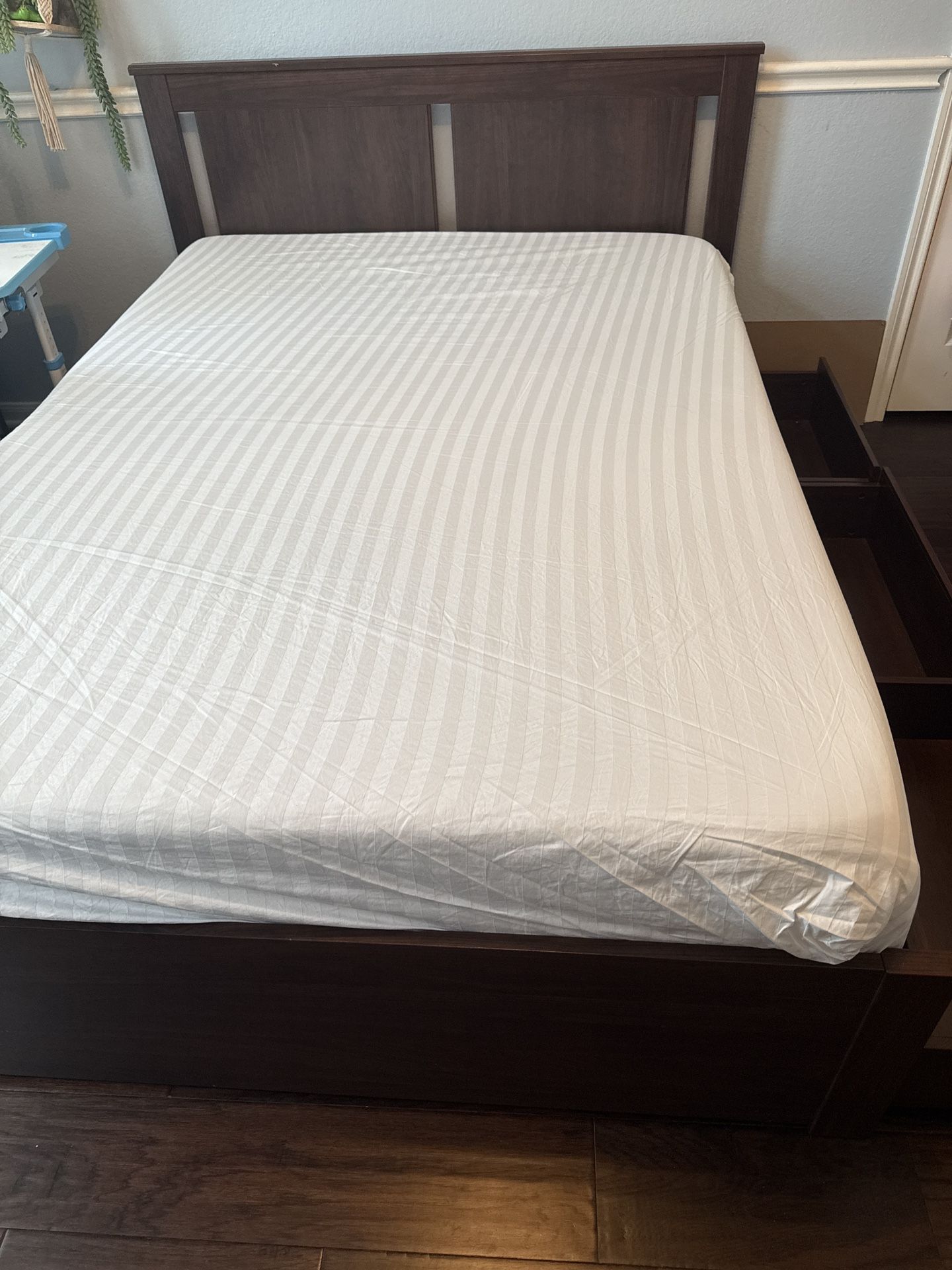 Full size Bed With Mattress