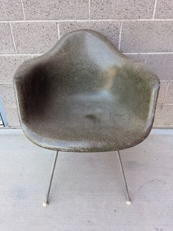 Authentic Vintage Herman Miller Eames Fiberglass Armchairs – Set of 4 – Mid-Century Modern