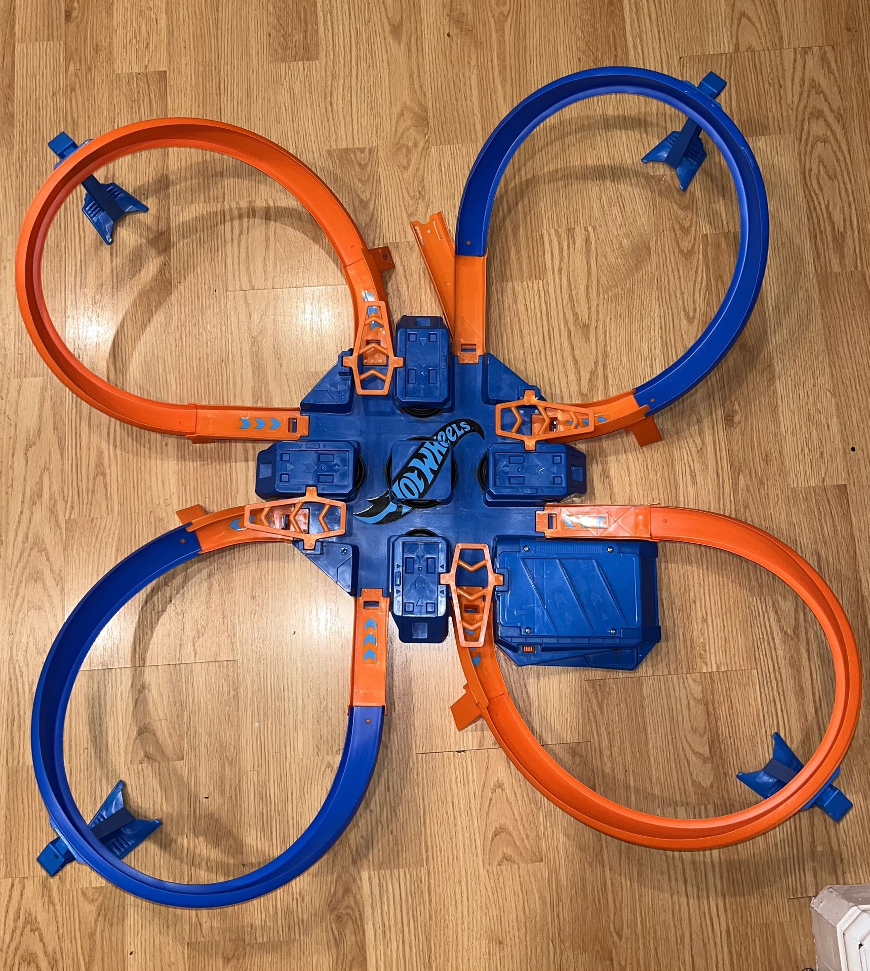 Hot Wheels Toy Car Track Set, Criss Cross Crash with 1:64 Scale Vehicle, Powered by a Motorized Booster. Batteries Included