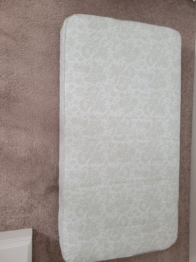 Brand new crib mattress with fitted sheet.

Never used paid $79  for mattress.

Fitted sheet $10
