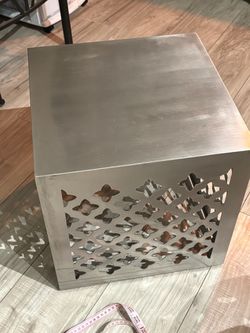 Bruscherd metal table (mesa)