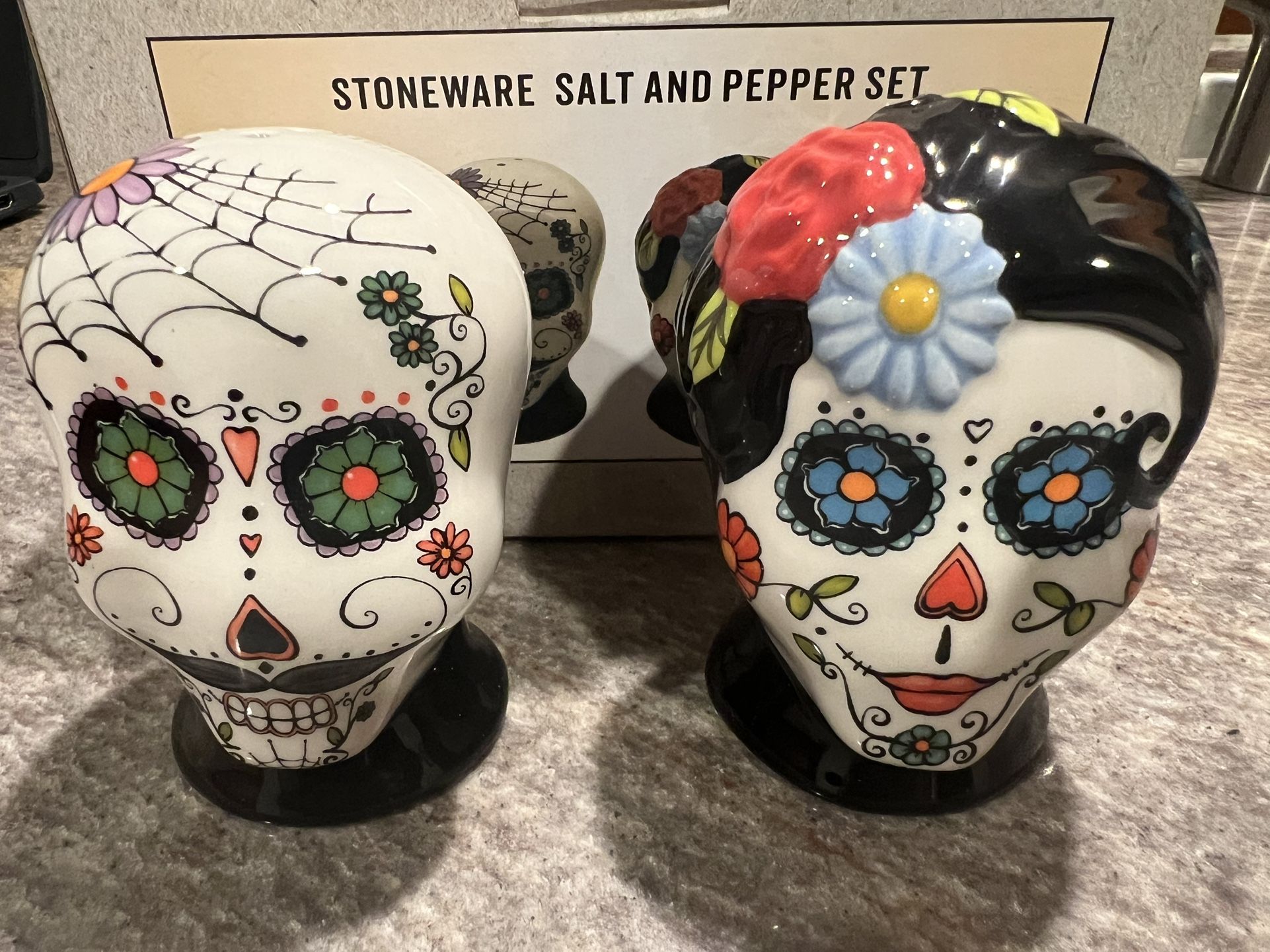 HALLOWEEN SALT AND PEPPER SHAKERS