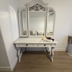 Hekman Vanity Set 