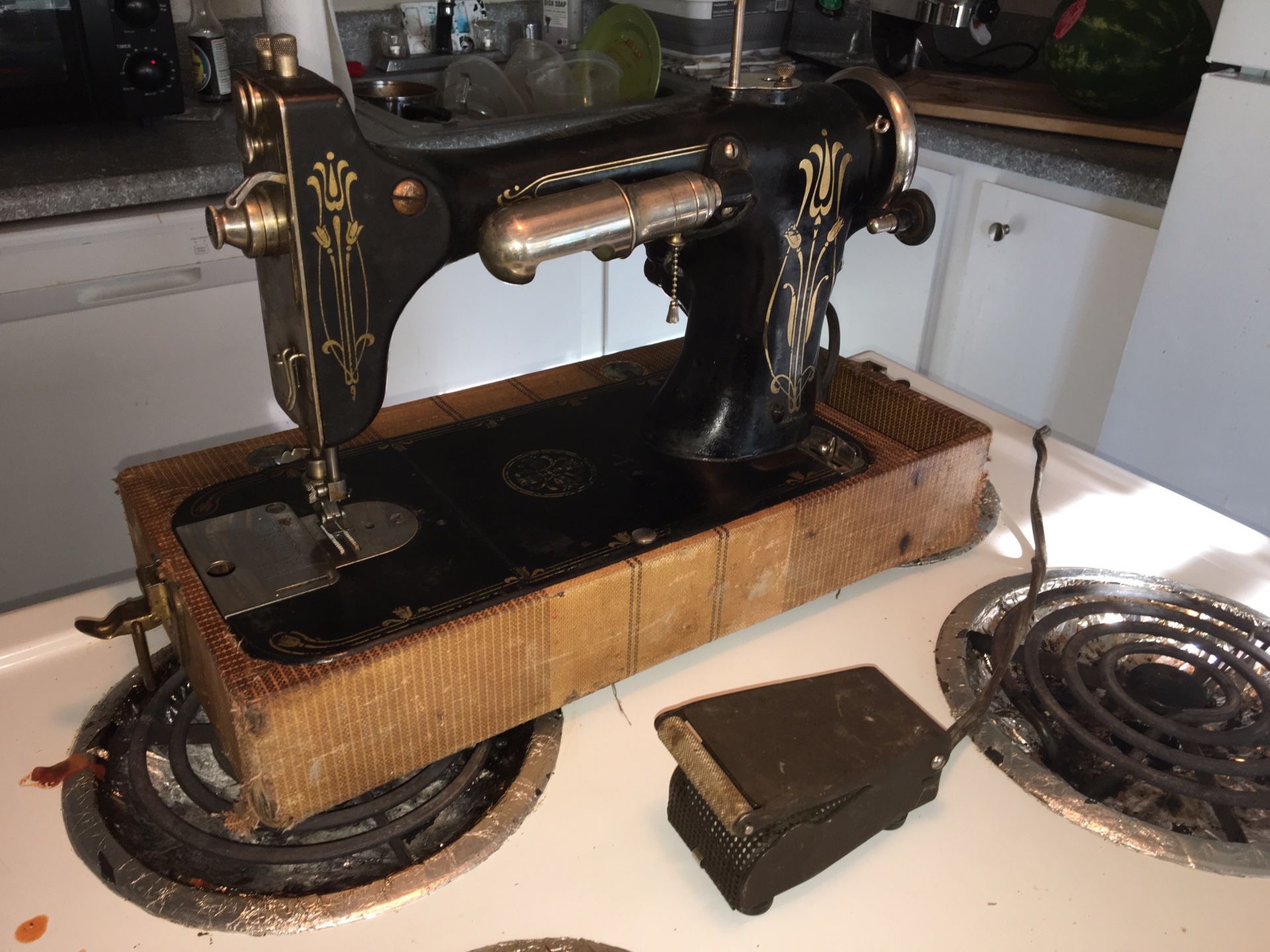 Damascus Electric Sewing Machine From 1942 (FULLY FUNCTIONAL) for Sale