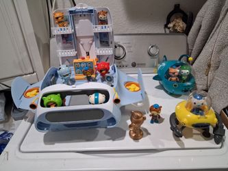 Octonauts toys set.   Octonauts above  & beyond  Octoray lights and sounds  transforming 13 inches play set...
- 2 vehicles,  and
- 12 figures.
    go