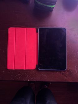 Ipad mini 4 128 gb of storage. Mint condition