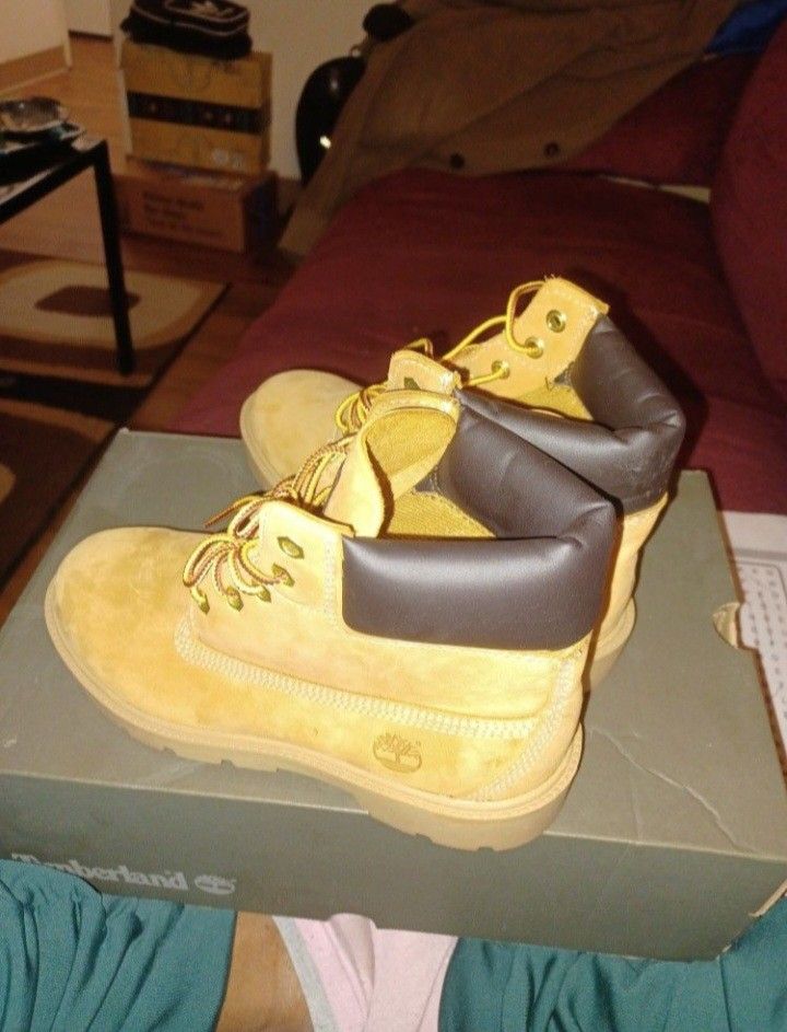 Brand New Timberland Classic Waterproof Boots Size 4.5 Boys  Brand New Never Worn
