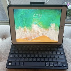 iPad 6th Generation, Rose Gold 9.7” Great Condition