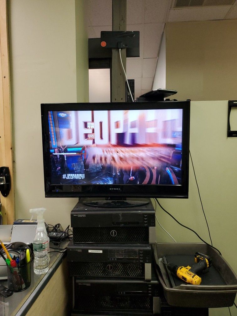 DYNEX 32 INCH TV WITH HDMI