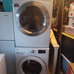 Kenmore and lg
Washer and gas dryer
Stackable
W27
D31
H78
Washer 4.5 cu ft
Dryer 7.3 cu ft
3 months warranty parts and labor only
I can accommodate de