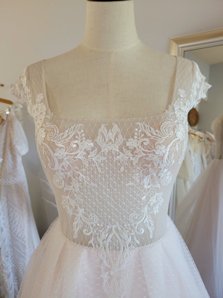 New Size 6 US A Line Blush Wedding Dress.