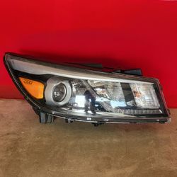 Kia Sedona 2015 - 2018 Passenger Side Headlight Oem 